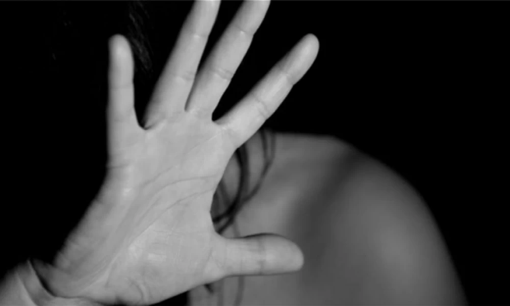 Ασύλληπτης βιαιότητας υπόθεση εκτυλίχθηκε στα Πατήσια: Ξυλοδαρμός 17χρονης από τον πατριό της επειδή δεν ήθελε να παντρευτεί 40χρονο